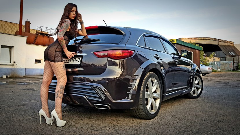 Infiniti FX35 with a woman