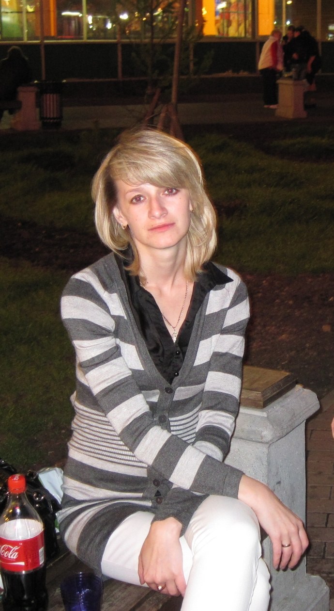 Showed a pussy in a private car (95 photos)