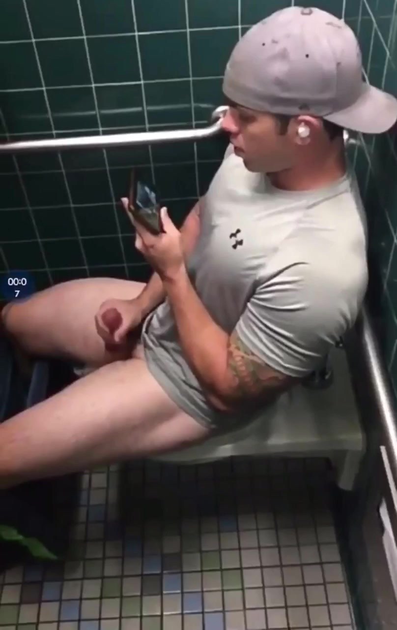 Spy Chinese Guy Piss and Jerk Off in Toilet Stall