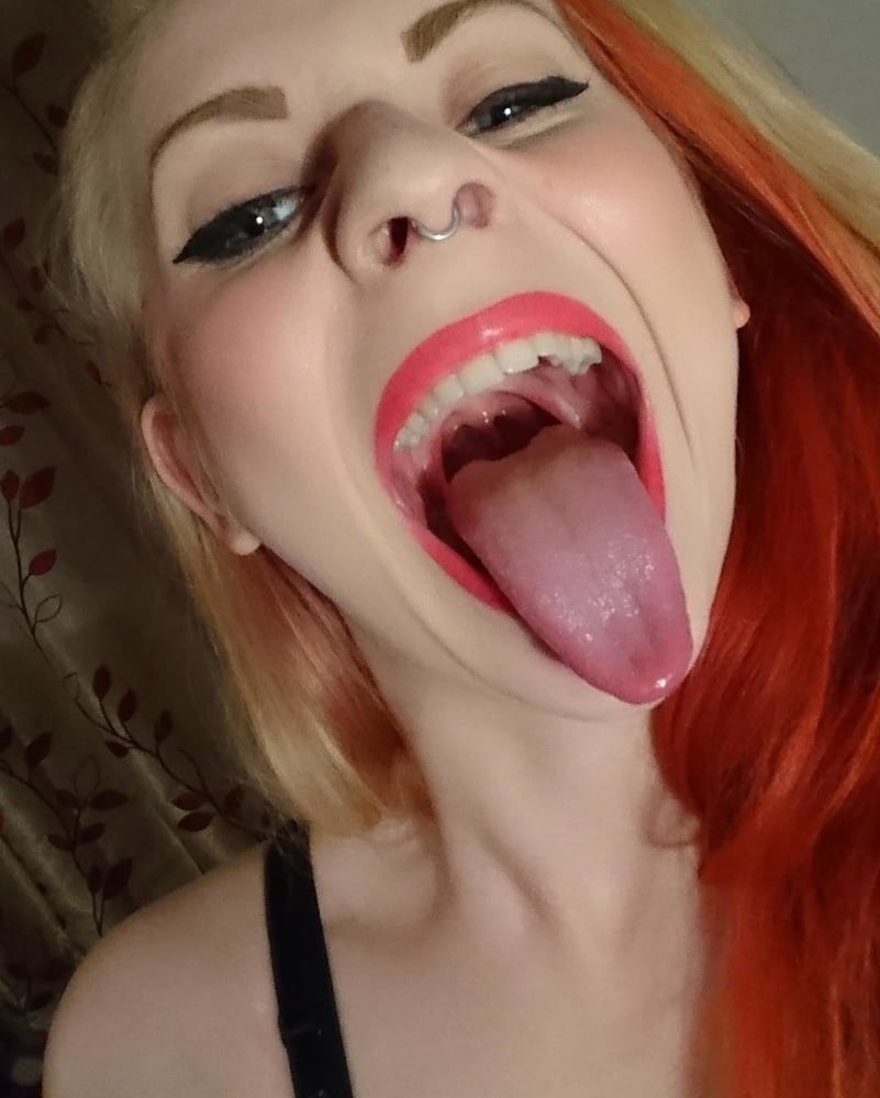 Tongue Fetiche (92 photos)