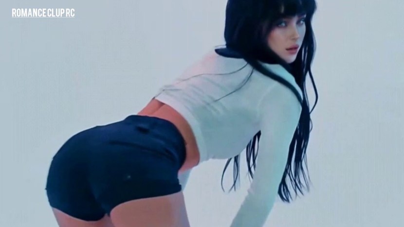 Joy Red Velvet naked