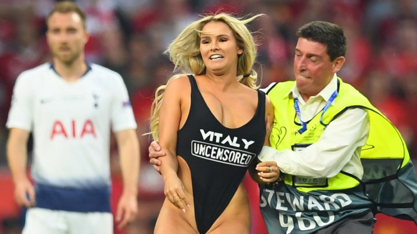 Vitalyzdtv Instagram with a girl