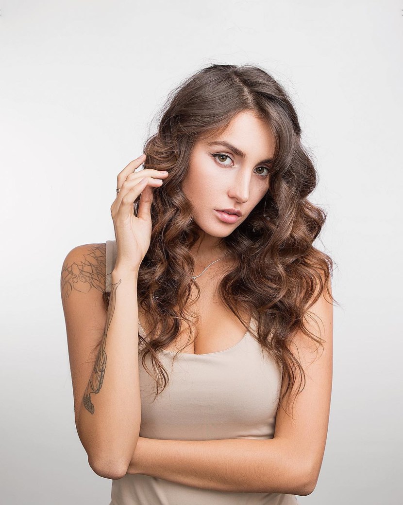 Anna Kanyuk stretching twine