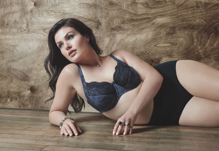 Christina Schmidt model plus saz