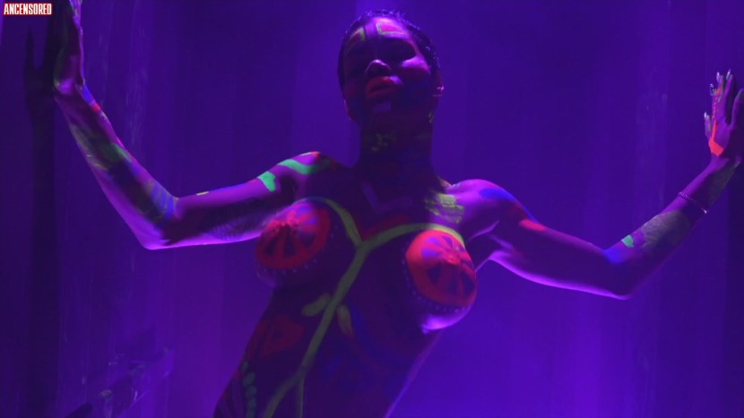 Teyana Taylor breast