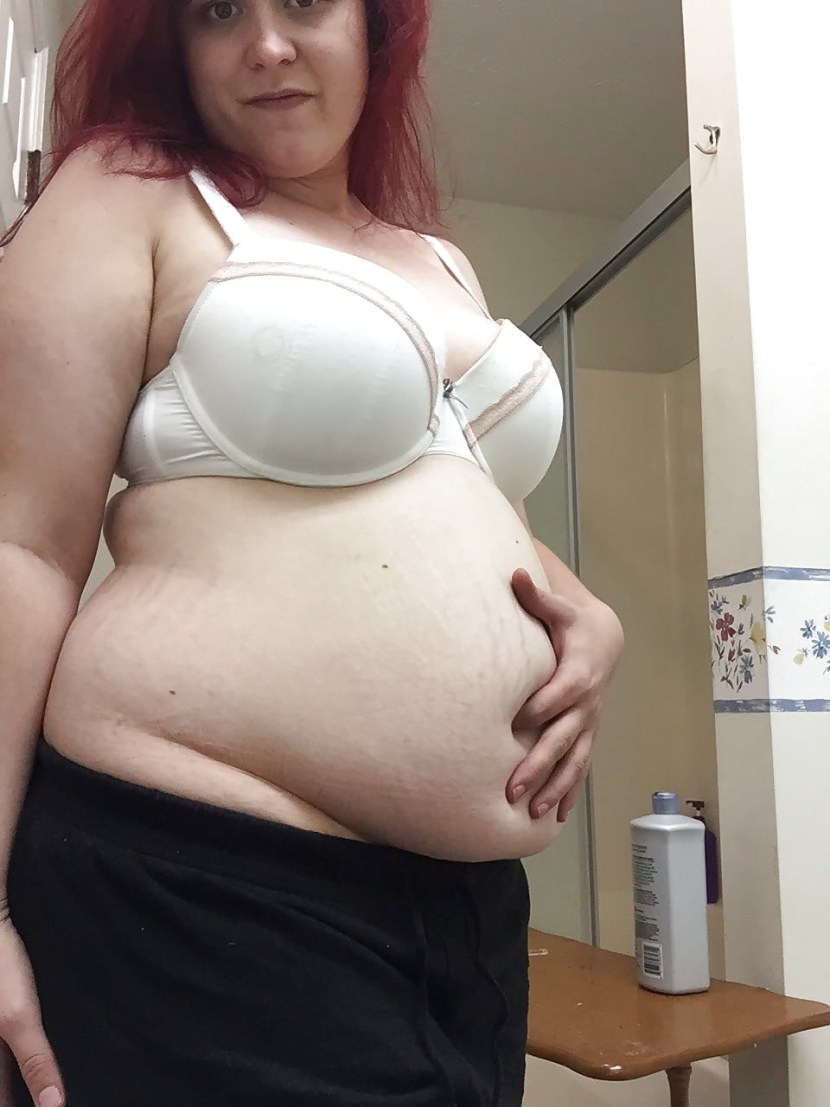 Stuffer Belly Girl in jeans