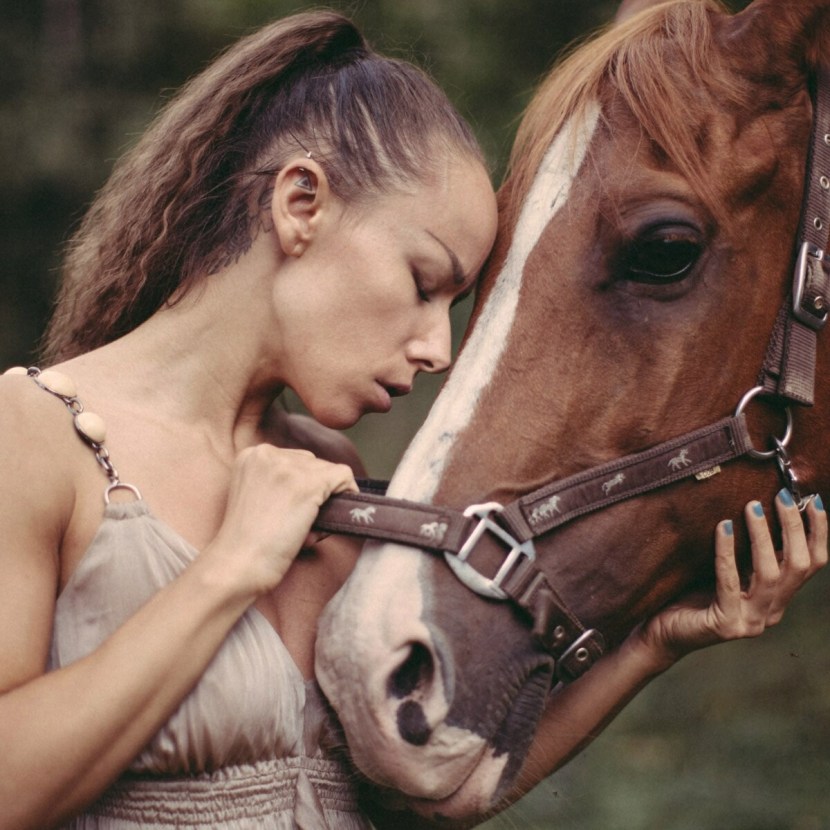 Showing naked female bodies