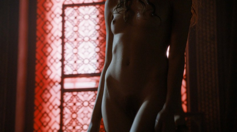 The dwarf exposed Eline Powell's chest - Game of Thrones