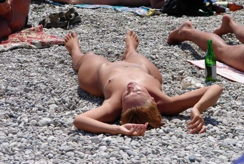 Naked mature vaginas on the beach
