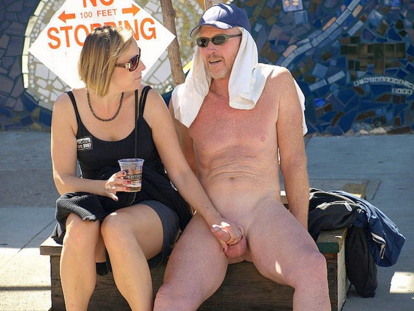 Peeping for women on the beach