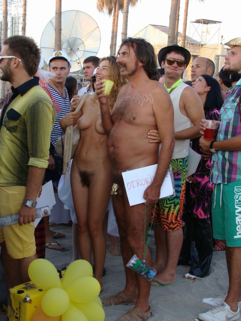 Girls undress on Kazantip