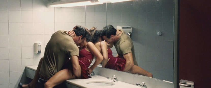 Clara Lago bed stage