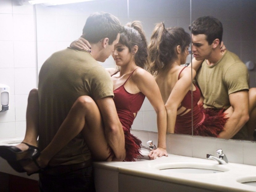 Clara Lago bed stage