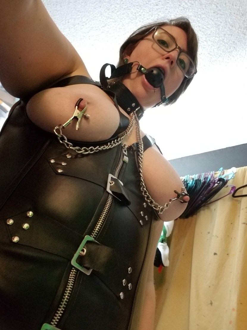 Self -binding of naked women