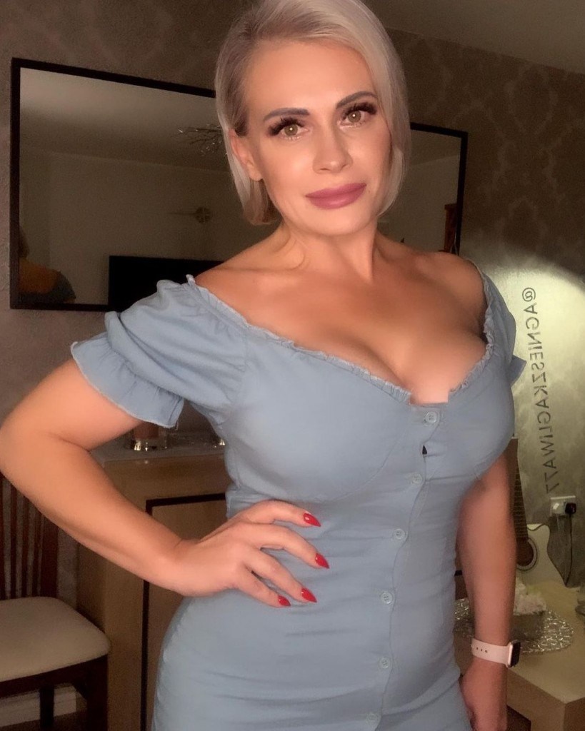 A steering wheel connector Nissan Primera P12