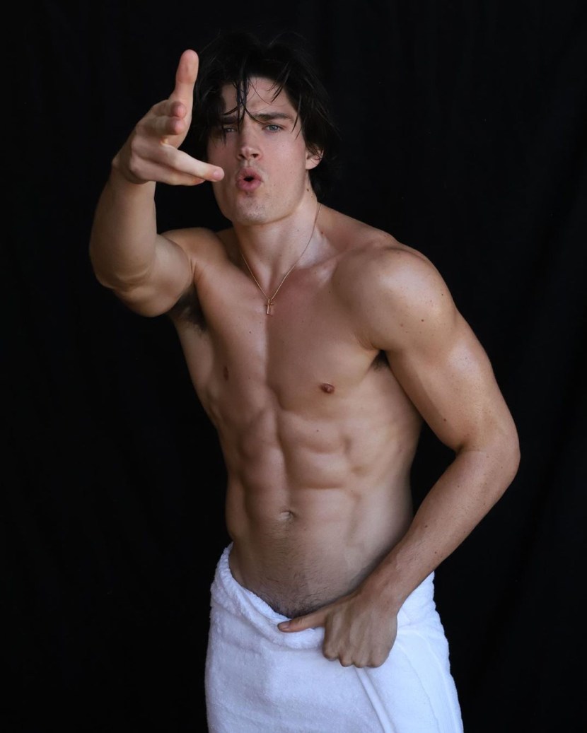 Daniel Kolbi-Kashman striptease