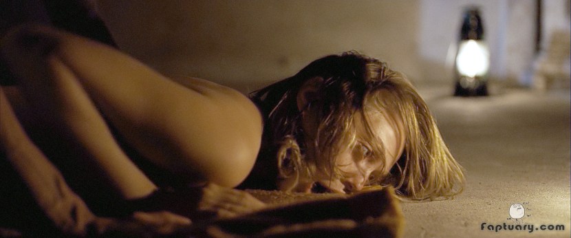 Naked actress Elizabeth Olsen