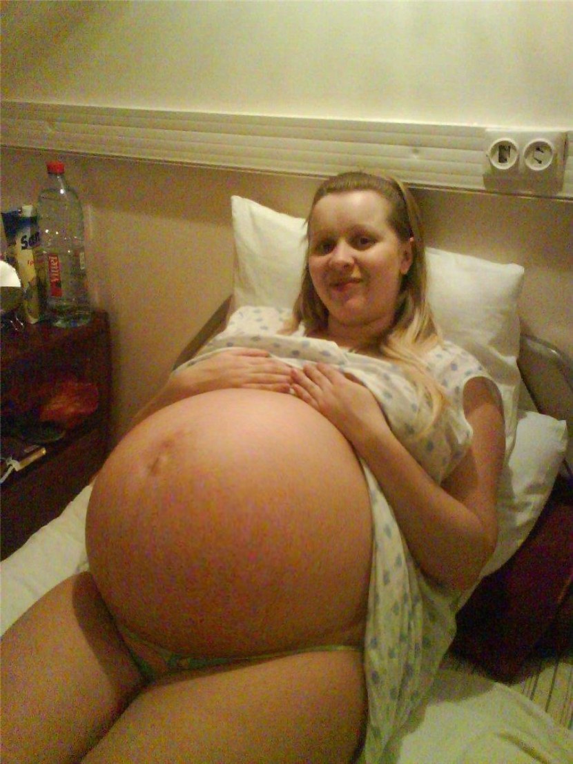 Naked pregnant women without panties 9 months