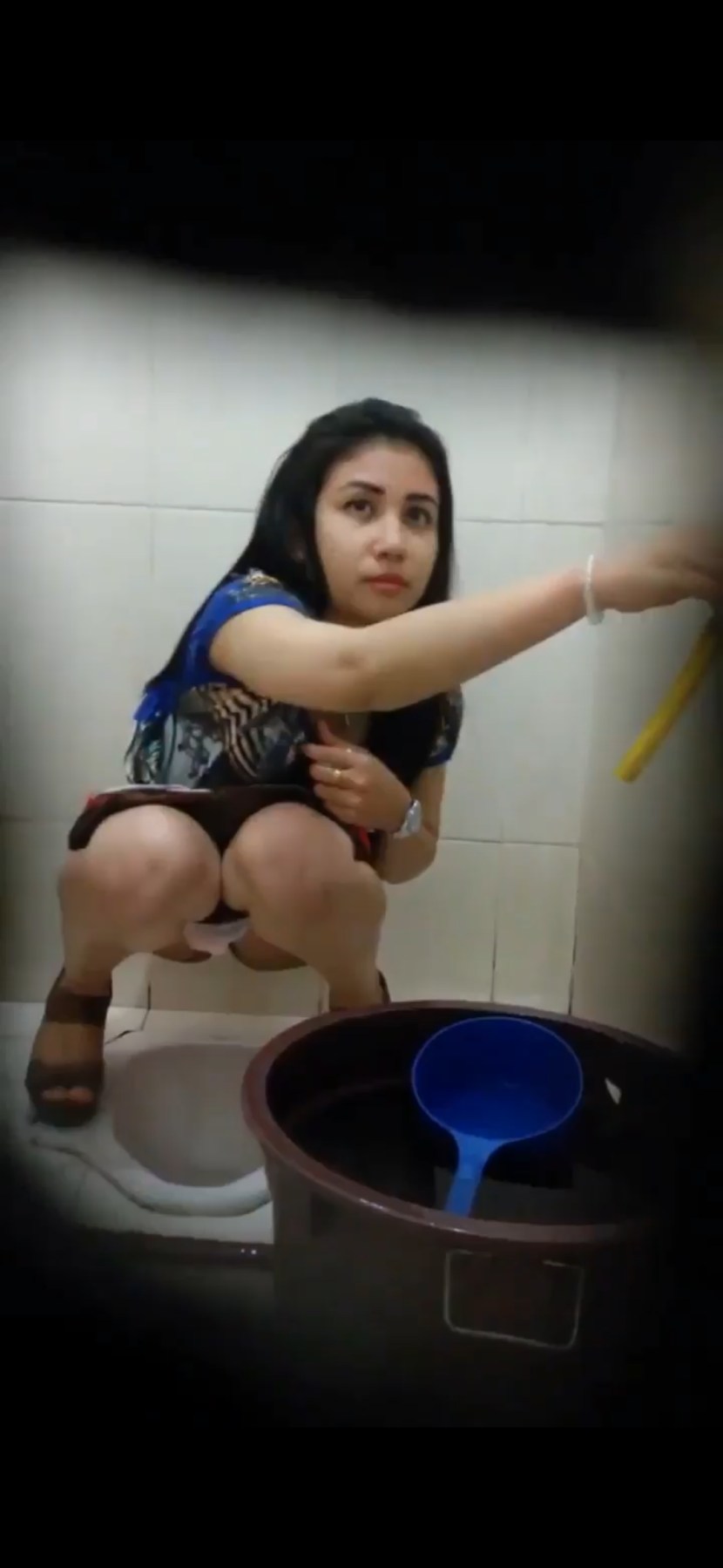 ABG SUSU MONTOK PAMER MEMEK TEMBEM. Toilet