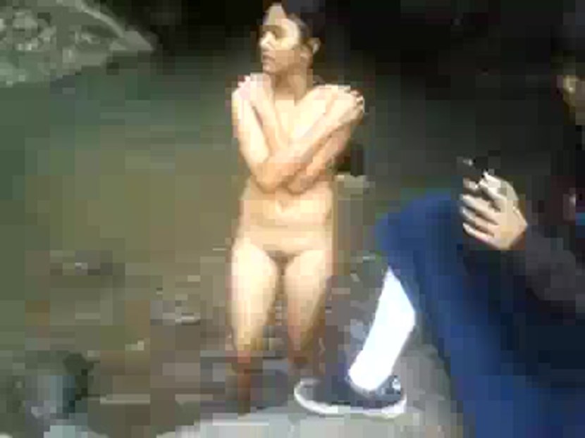 Cewek Bugil Pamer Memek fingers in the anus