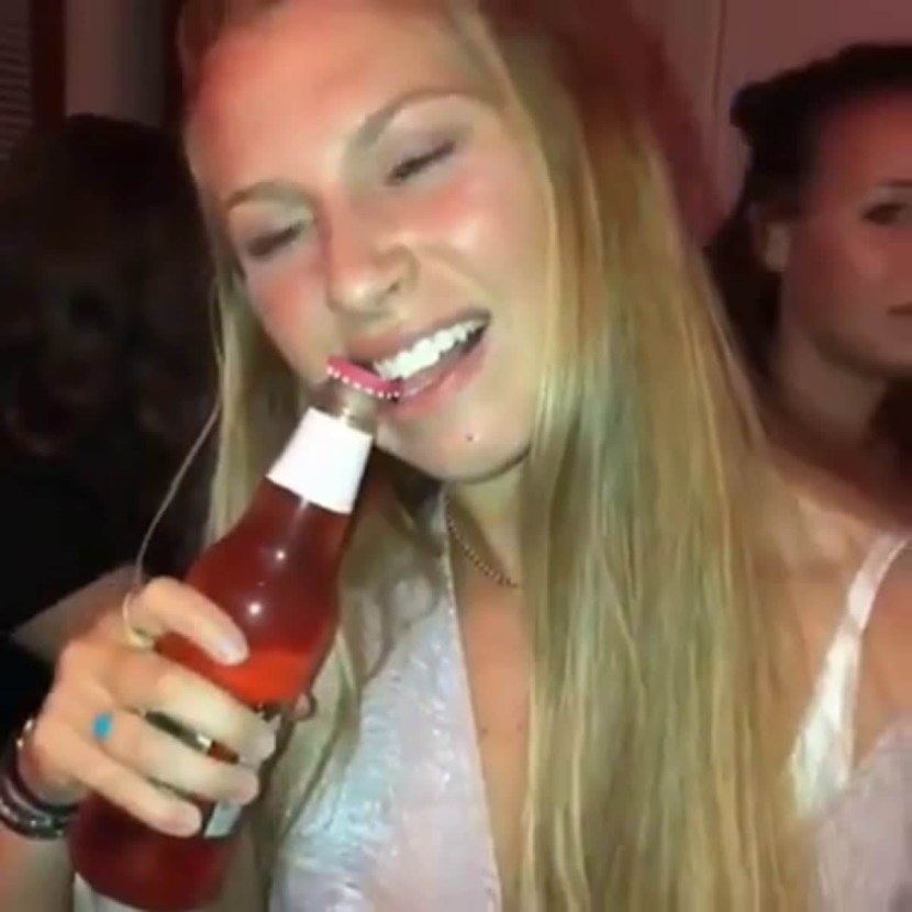 Bavarian girl with full -length beer
