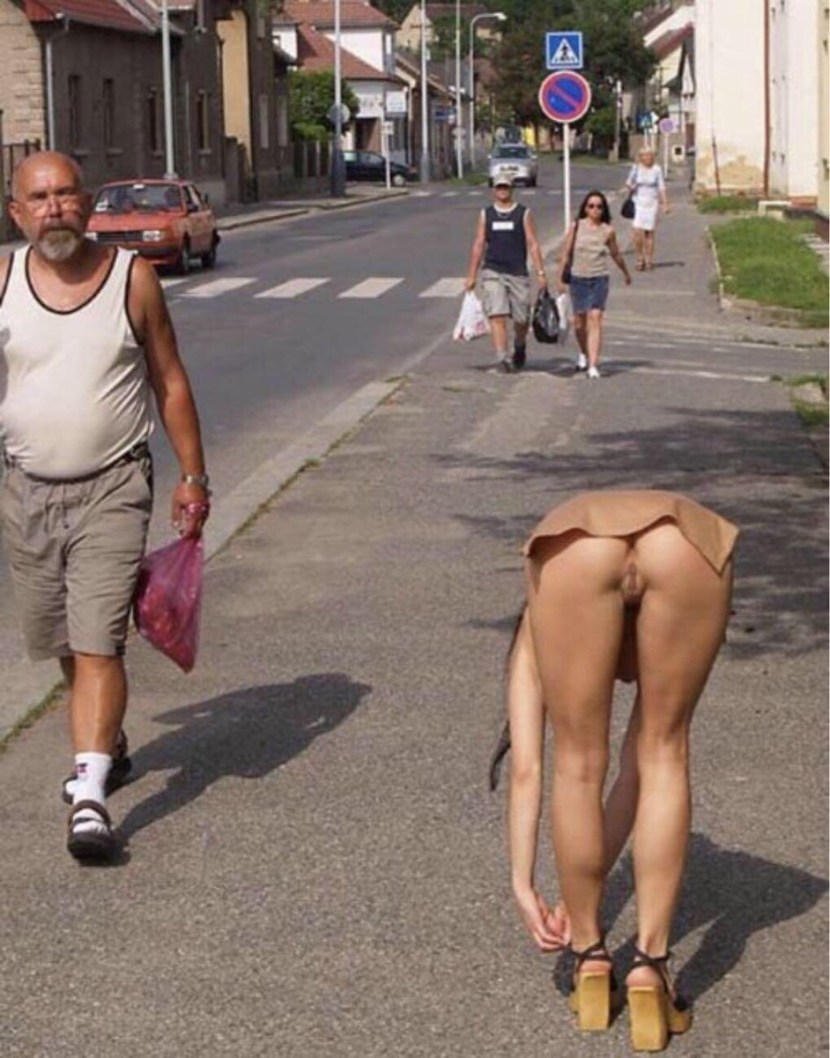 Peeping without panties