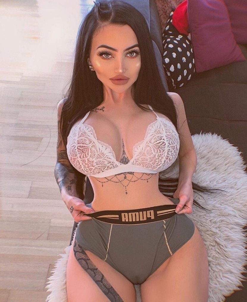 Selin Usentino undresses