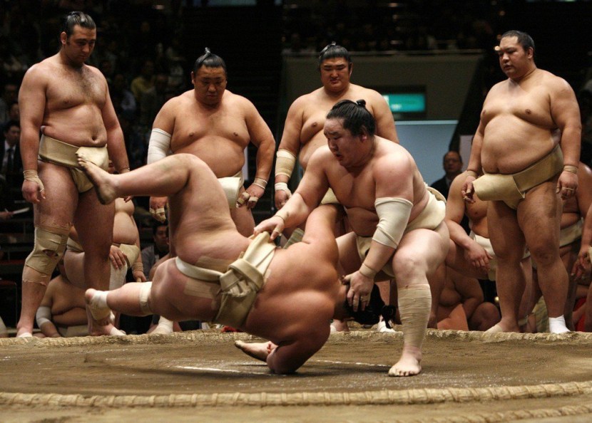 Naked sumoists of men