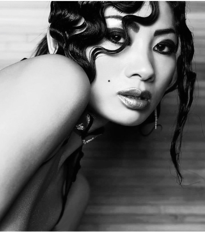 Erotic scenes by Bai Lin