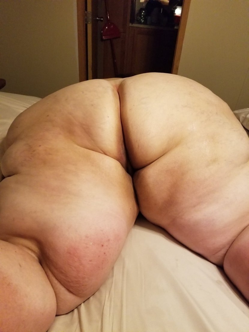 SSBBW Naked with hairy pussy