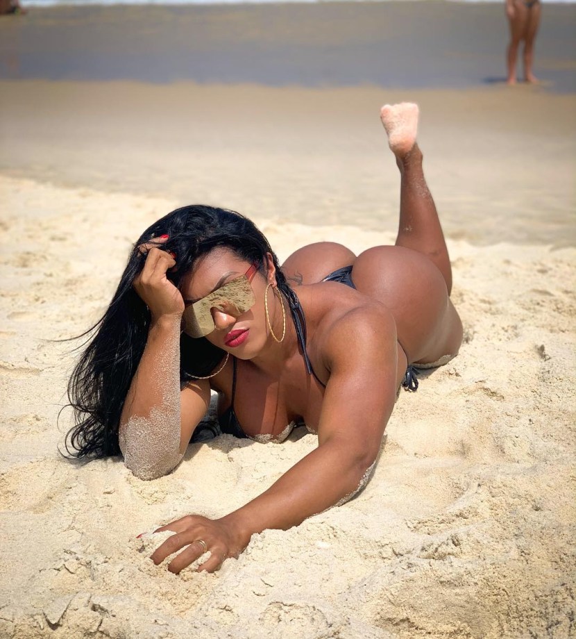 Alexandra Alvez Lima in tights