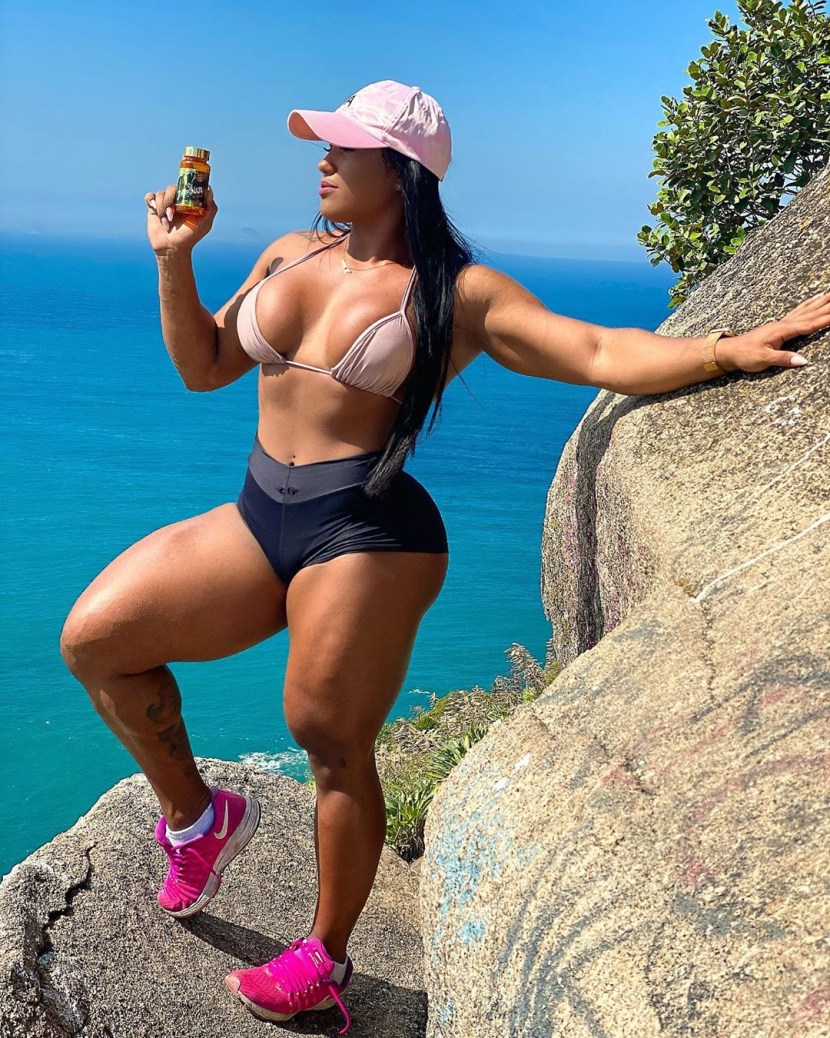 Alessandra Alvez Dominate