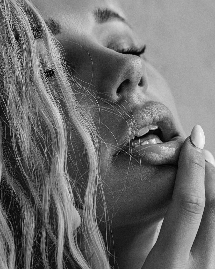 Singer Valery 2020 legs