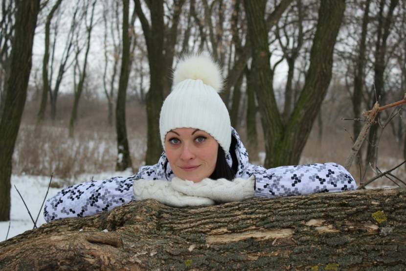 In my yard, acacia blooms, I go smiles without melting