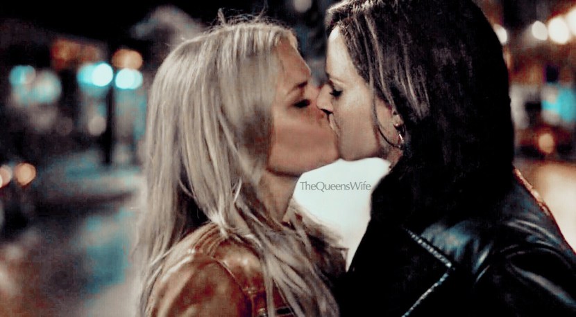 Regina Mills and Emma Swan kiss
